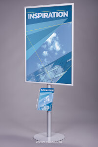 Stojak na plakat i ulotki SPU008 służy do prezentacji plakatu reklamowego oraz dystrybucji ulotek i folderów w formatach A5, A4 oraz DL. 