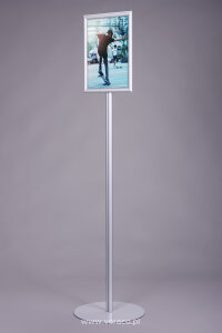 Stojak na plakaty SP003 to idealny nośnik reklamy, który sprawdza się zarówno w firmie, biurze, na holu jak i na wystawie.