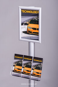 Stojak na plakat i ulotki SPU003 służy do prezentacji plakatu reklamowego A4 lub A3 oraz dystrybucji ulotek w formatach DL, A5 lub A4. 