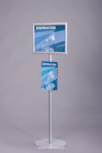 Stojak na plakat i ulotki SPU004 służy do prezentacji plakatu reklamowego A4 lub A3 oraz dystrybucji ulotek w formatach DL, A5 lub A4. 