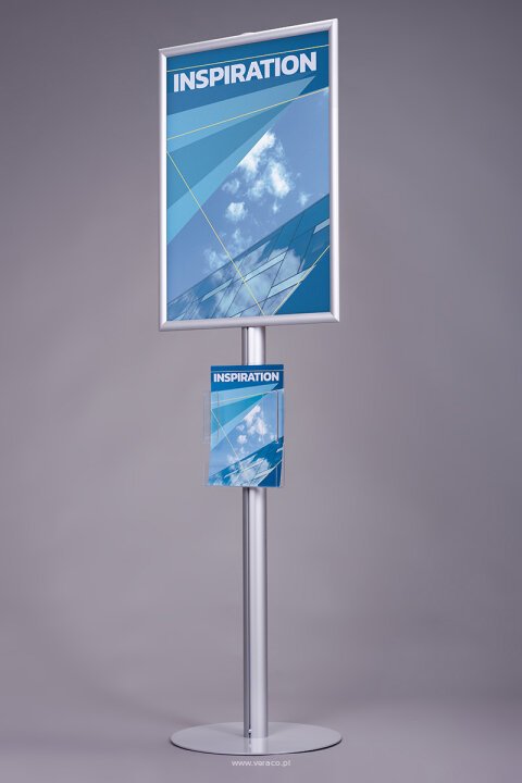 Stojak na plakat i ulotki SPU007 służy do prezentacji plakatu reklamowego oraz dystrybucji ulotek i folderów w formatach A5, A4 oraz DL.