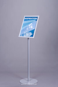 Stojak informacyjny SI001 umożliwia prezentację plakatu w formacie A4 lub A3.
