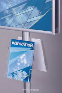 Stojak na plakat i ulotki SPU009 służy do obustronnej prezentacji plakatu reklamowego oraz dystrybucji ulotek i folderów w formatach A5, A4 oraz DL. 