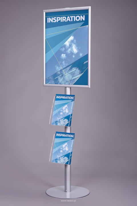 Stojak na plakat i ulotki SPU011 służy do prezentacji plakatu reklamowego oraz dystrybucji ulotek i folderów w formatach A5, A4 oraz DL. 