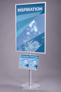 Stojak na plakat i ulotki SPU008 służy do prezentacji plakatu reklamowego oraz dystrybucji ulotek i folderów w formatach A5, A4 oraz DL. 